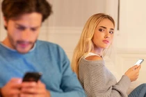 Vợ chứng kiến chồng xử sự thế này khi bồ trẻ tìm đến tận nhà