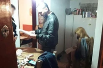 Vì tiền, mẹ nhẫn tâm ép con và cháu gái bán dâm