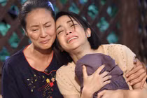 3h sáng có tiếng đập cửa, tôi chết lặng nhìn chị gái rũ rượi bên ngoài