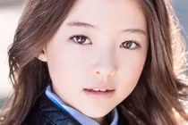 "Mẫu nhí đẹp nhất thế giới" gây tranh cãi vì quảng cáo ăn kem