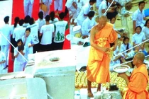 Rót vàng đúc tượng Phật tại một tu viện