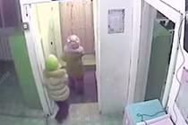 Hai bé gái 5 tuổi bất ngờ trốn khỏi nhà trẻ trong trời rét căm 