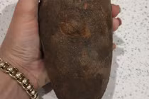 Nhặt “củ khoai” về nhà, không ngờ là vũ khí chết người