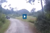 Video: Ôtô lảo đảo trên đường rồi lật xuống ruộng