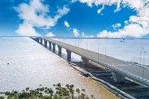 Ngắm cầu vượt biển dài nhất Việt Nam tuyệt đẹp từ trên cao