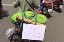 Chàng trai lái xe treo biển "Xin lỗi vì sự ồn ào và khói bụi"