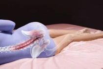 Ngủ với tư thế này khiến cho cột sống của bạn ngày càng vẹo