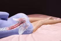 Ngủ với tư thế này khiến cho cột sống của bạn ngày càng vẹo