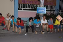 Thức trắng đêm chờ nộp hồ sơ cho con