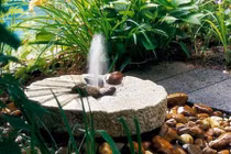 Ý tưởng thiết kế thác nước đẹp mê hoặc cho sân vườn mát mẻ