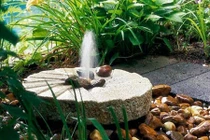 Ý tưởng thiết kế thác nước đẹp mê hoặc cho sân vườn mát mẻ