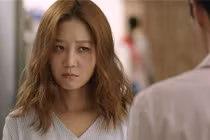 Đêm tân hôn, chồng ngồi thẫn thờ nhìn vợ