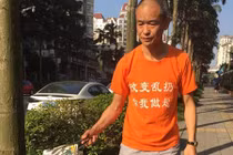 Triệu phú Trung Quốc lắm tiền vẫn cần mẫn nhặt rác