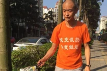 Triệu phú Trung Quốc lắm tiền vẫn cần mẫn nhặt rác