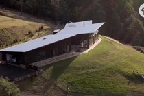 Video: Ngỡ ngàng ngôi nhà độc đáo tự cung cấp điện, nước, ga... giữa rừng