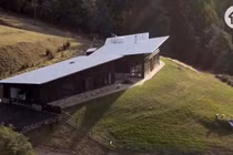 Video: Ngỡ ngàng ngôi nhà độc đáo tự cung cấp điện, nước, ga... giữa rừng