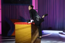 Sao việt gặp sự cố trang phục: Người đỏ mặt, người tài tình xoay xở