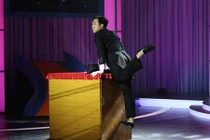 Sao việt gặp sự cố trang phục: Người đỏ mặt, người tài tình xoay xở