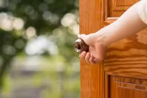 Mở cửa ra mà thấy 4 thứ này đừng coi thường kẻo có ngày hối hận