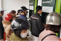 Video: Chen lấn, cãi vã mong rút được tiền sắm Tết từ ATM