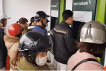 Video: Chen lấn, cãi vã mong rút được tiền sắm Tết từ ATM