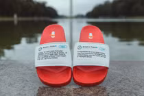 Bán hàng bá đạo: Dép in hình Twitter TT Trump, thu hàng chục tỷ
