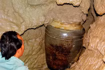 Anh cán bộ đào được 13 cái chum chứa xương người, cả gia đình bắt vứt bỏ