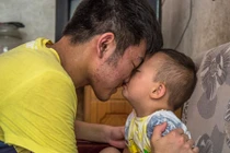 Nam sinh xin làm thợ xây ngay khi thi xong để cứu em ung thư