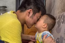 Nam sinh xin làm thợ xây ngay khi thi xong để cứu em ung thư