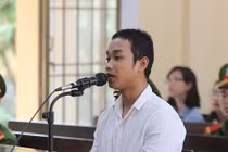 Chồng tạt xăng đốt vợ vì bị nhắc... "hát karaoke nhỏ cho con ngủ"