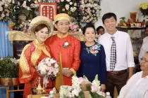 Bà xã Quý Bình chia sẻ hình ảnh hiếm hoi trong hôn lễ 1 năm trước