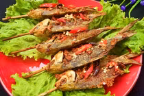 Mẹ làm món cá riếc xiên nướng thơm nức mũi ăn cũng thú vị lắm