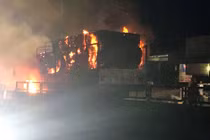 Video: Xe tải chạy trên QL1A bất ngờ bốc cháy dữ dội