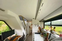 Những người bỏ cuộc sống thành thị để ở trên xe buýt đầy tiện nghi