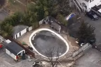 Phát hiện kinh hoàng trong bể bơi đóng băng ở Mỹ