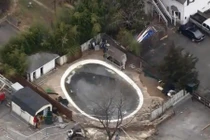 Phát hiện kinh hoàng trong bể bơi đóng băng ở Mỹ