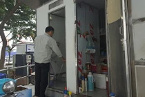 Nam công nhân tức nghẹn trước hành động của quý cô váy ngắn