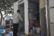 Nam công nhân tức nghẹn trước hành động của quý cô váy ngắn