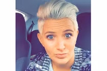 Điều lạ trên cổ nữ sinh hé lộ mối tình bí mật với cô giáo đồng tính