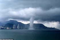 Video: Vòi rồng nước khổng lồ tấn công bờ biển Malaysia