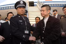 Mật vụ Trung Quốc cải trang bắt quan tham trốn nước ngoài ra sao?