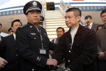 Mật vụ Trung Quốc cải trang bắt quan tham trốn nước ngoài ra sao?