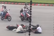 Sau va chạm giao thông, hai tài xế thoải mái ngồi tâm sự giữa đường