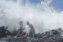 Đang đùa nghịch với bạn trai, cô gái bị sóng biển ập đến đánh gãy chân