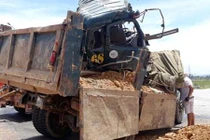 Xe tải đứt lìa đầu sau tai nạn giao thông