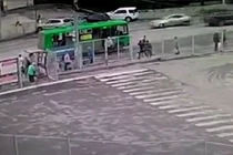 Video: Đạp nhầm chân ga, nữ tài xế đâm hàng loạt người đi bộ