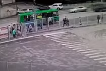 Video: Đạp nhầm chân ga, nữ tài xế đâm hàng loạt người đi bộ