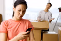 Vợ bươn chải kiếm tiền xứ người để chồng lấy tiền nuôi bồ nhí