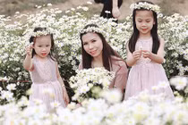 Bộ ảnh "tông xoẹt tông" đẹp chao đảo của mẹ và con gái