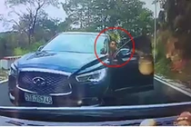 Video: Xế tiền tỷ vượt ẩu trên đèo còn chỉ tay dằn mặt